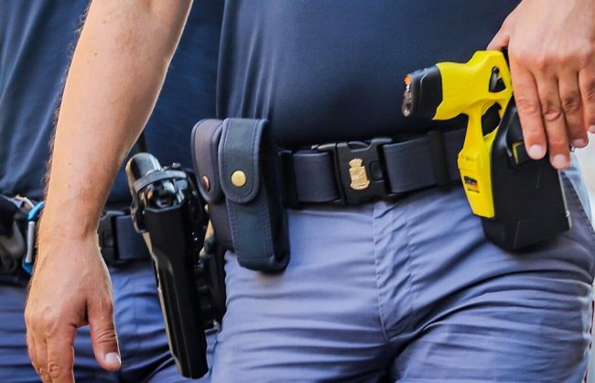 26enne armato minaccia alcuni familiari, poliziotti per farlo desistere utilizzano taser e esplodono un colpo di pisola in aria - 