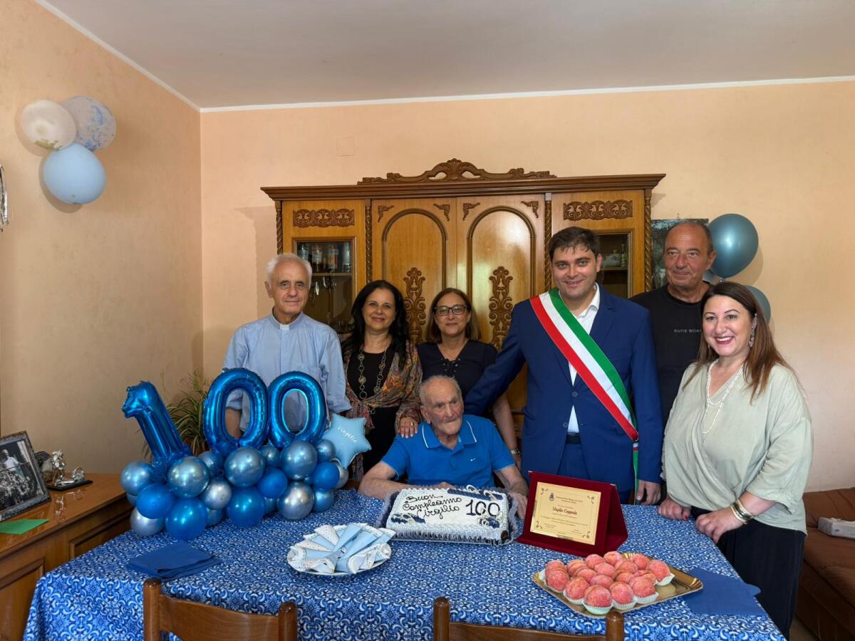 San Mango sul Calore. Nonno Virgilio festeggia 100 anni. - 