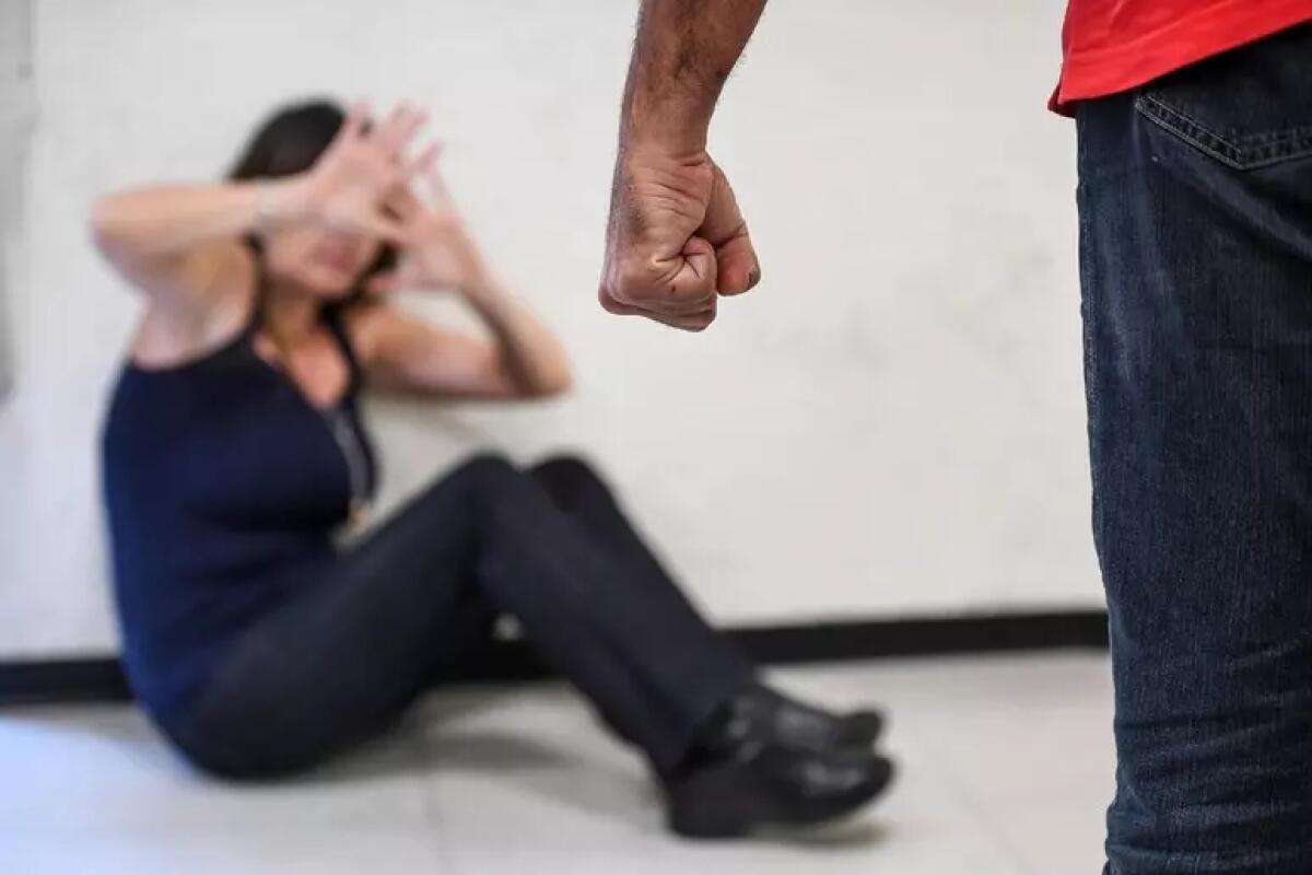 Aggredisce, minaccia e segue l'ex fino dai Cc, 45enne in cella - 
