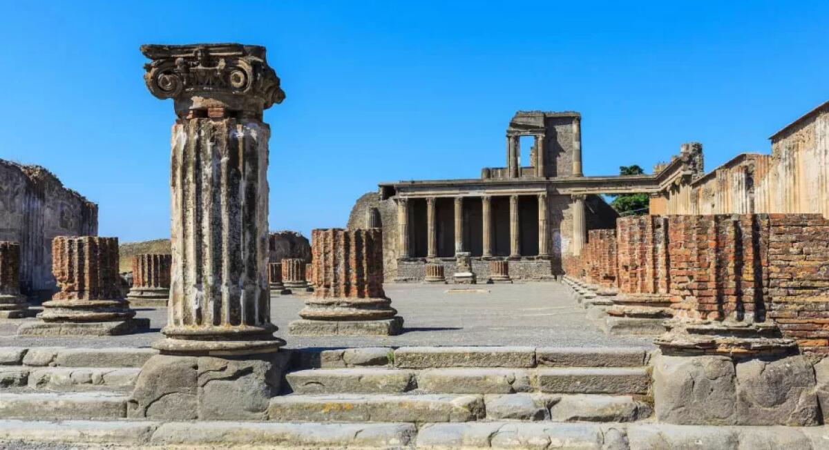 Pietre dell'antica Pompei come souvenir in zaino turista - 