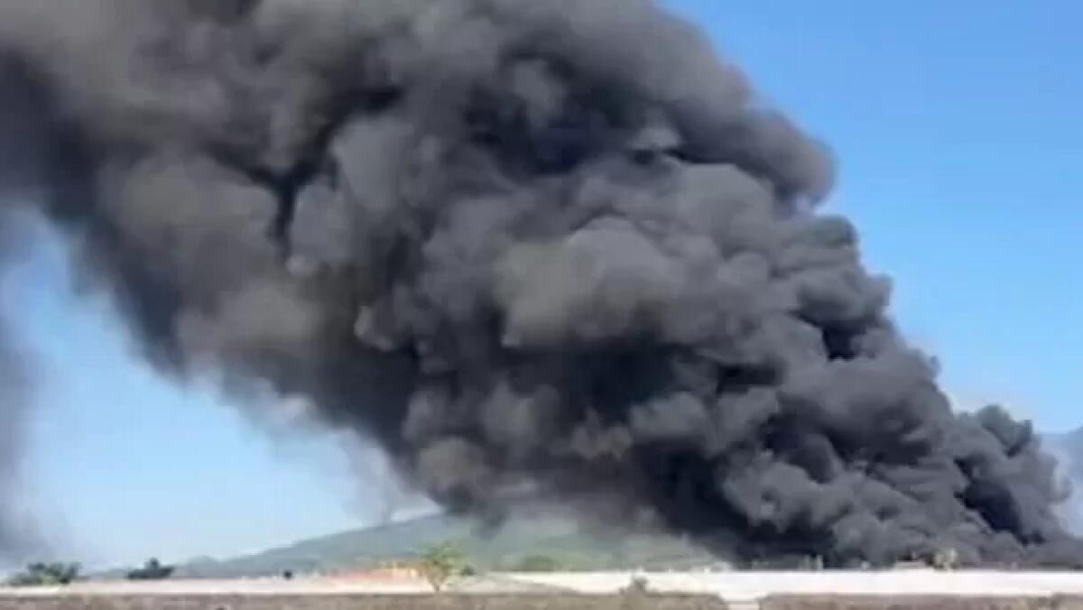 Grosso incendio tra Pompei e Boscoreale, in fiamme deposito abiti usati - 