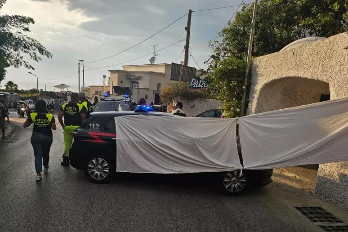 Tre persone morte in una sparatoria a Forio d'Ischia - 