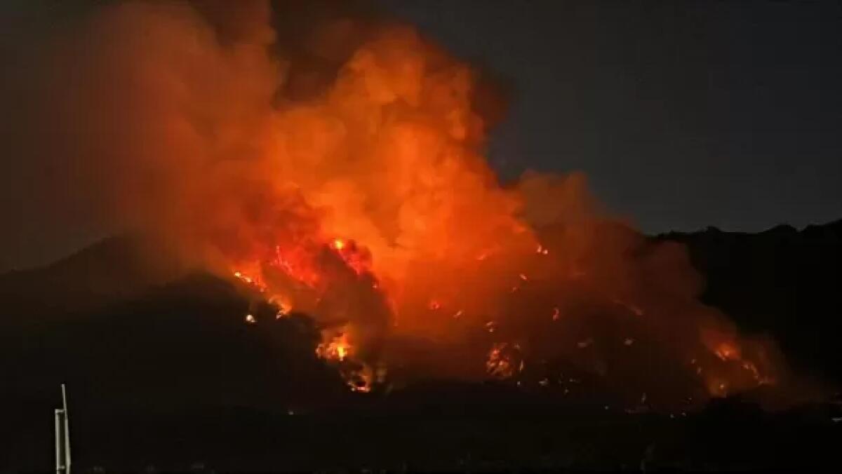 Fiamme sul Vesuvio, si estende il fronte del fuoco - 