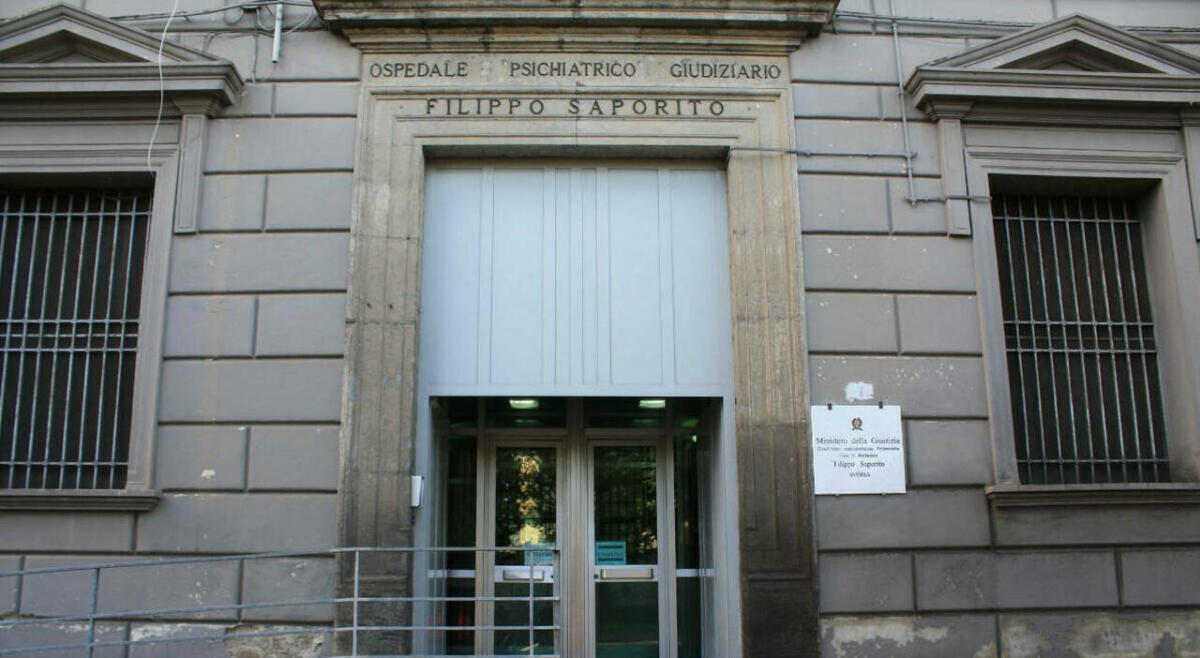 Aversa, agenti aggrediti e fiamme in cella. Violenza senza fine in carcere - 