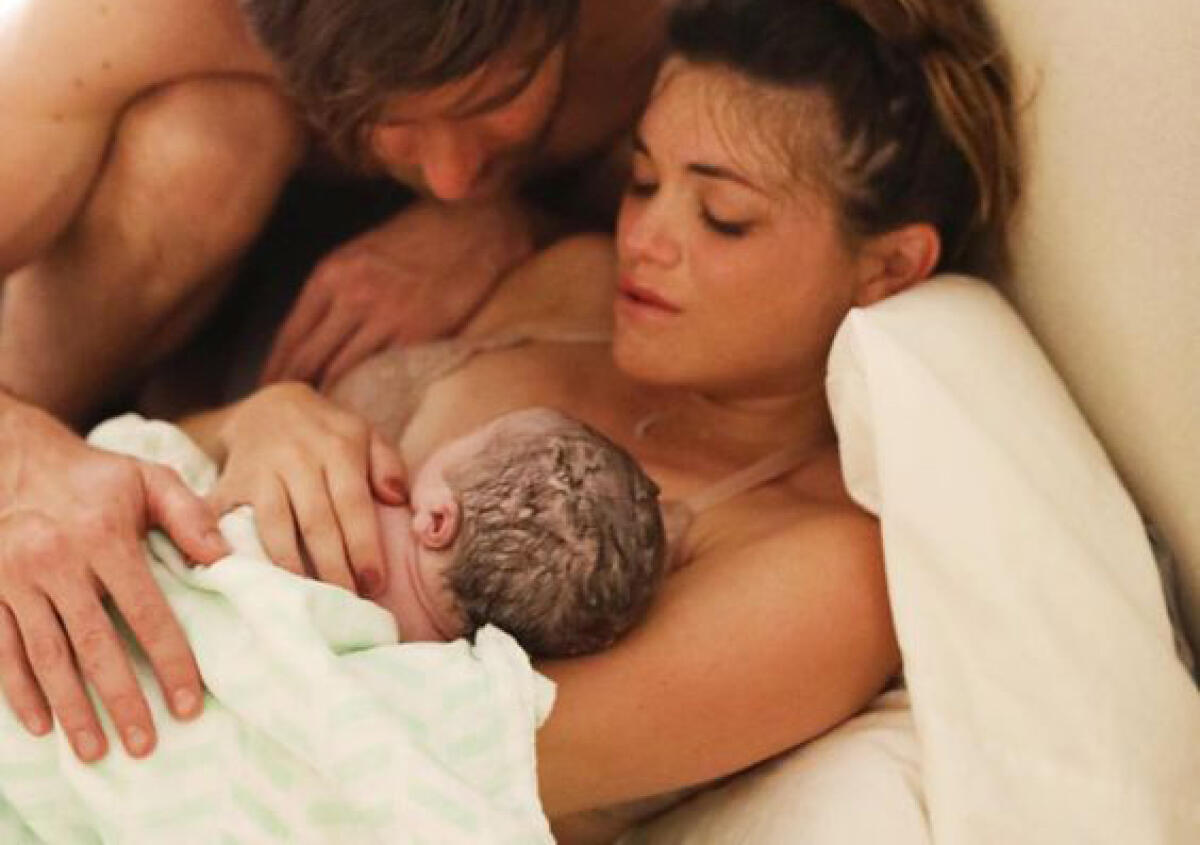 Ambulanza tarda ad arrivare e lei partorisce in casa - 