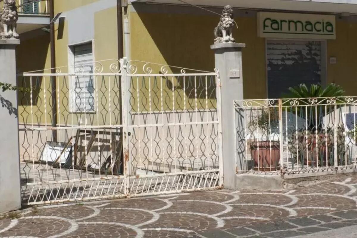 Bomba carta contro una farmacia, indagini in corso - 