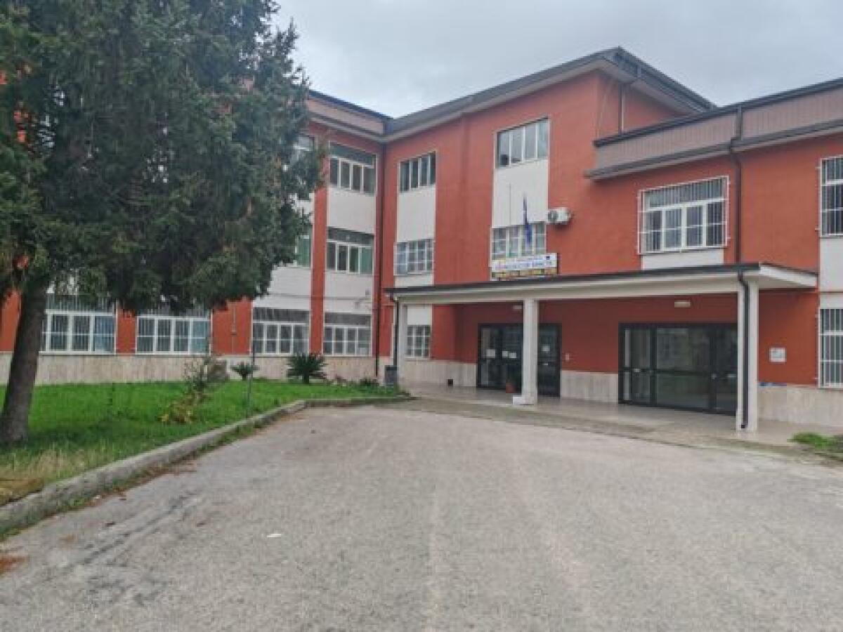 Cervinara. Ancora un istituto scolastico visitato dai soliti ignoti - 