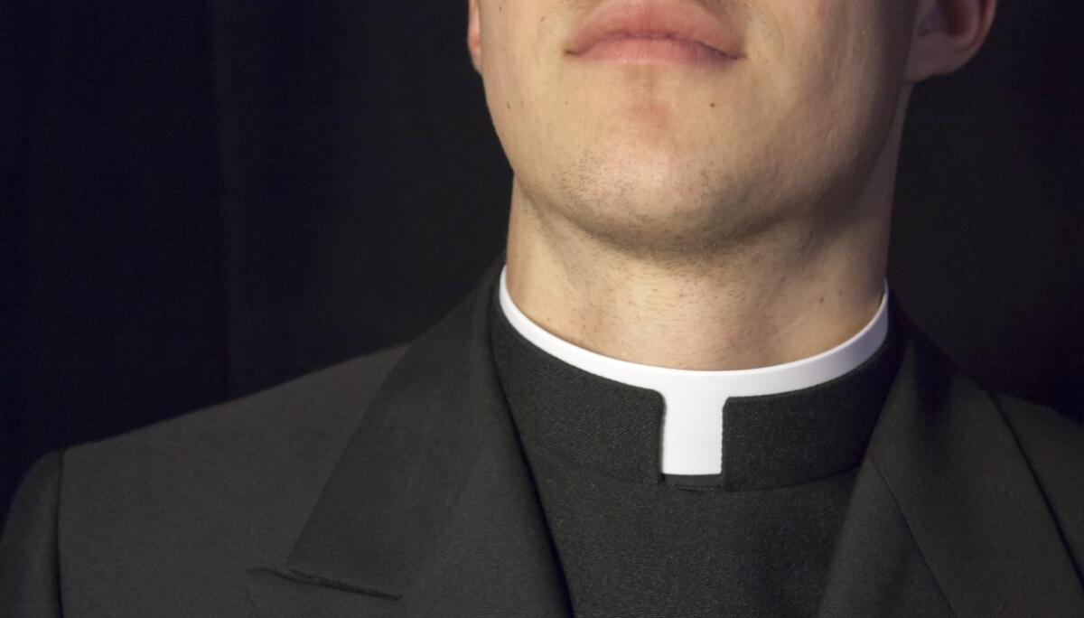 Prete accusato di violenza sessuale su una 11enne, è anche un insegnante: i presunti abusi a scuola - 