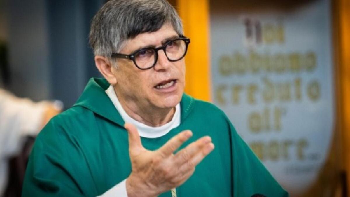 Un proiettile consegnato in chiesa a don Patriciello - 