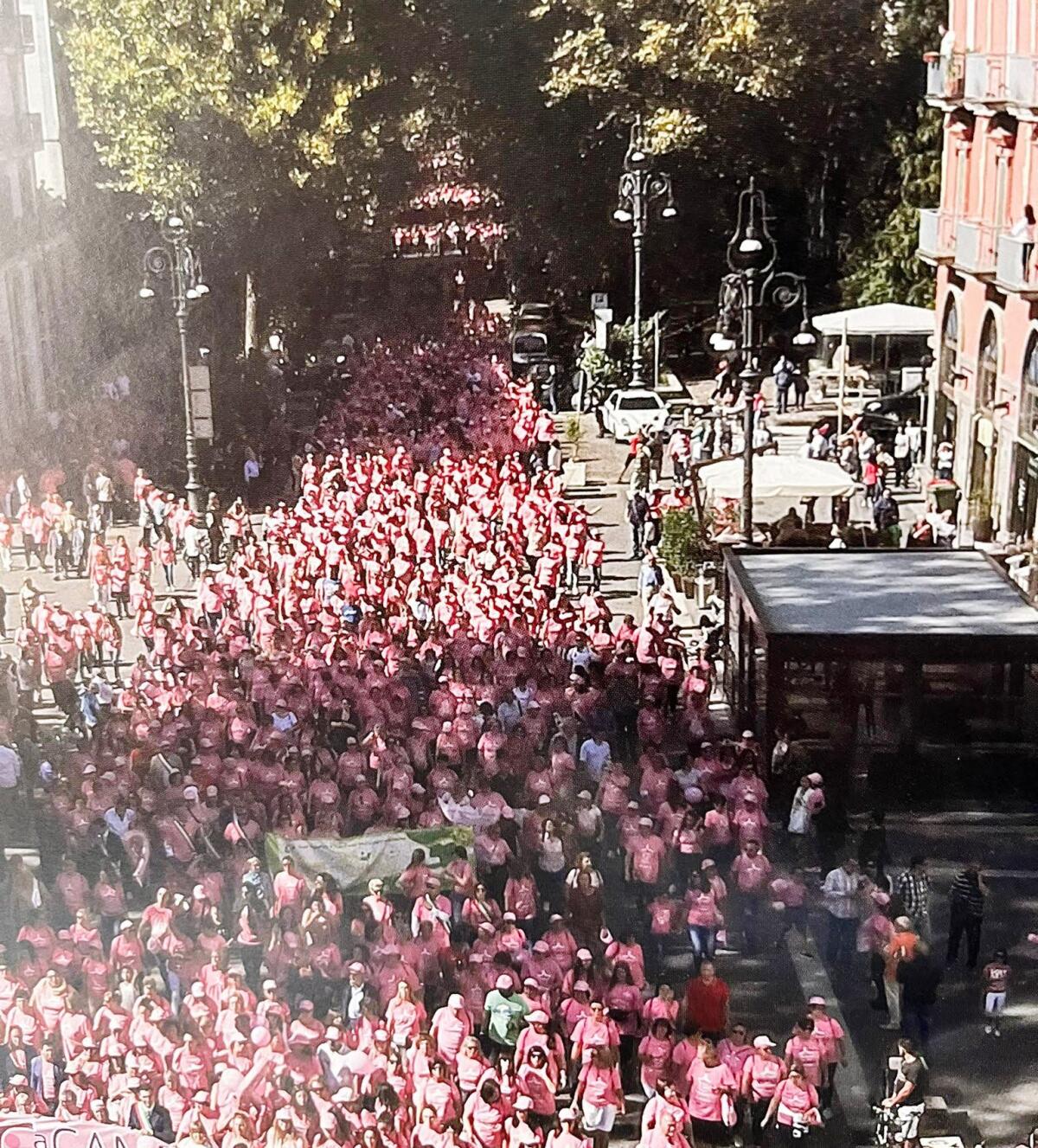 Camminata Rosa, monumenti illuminati e Villaggio della Salute in città - 
