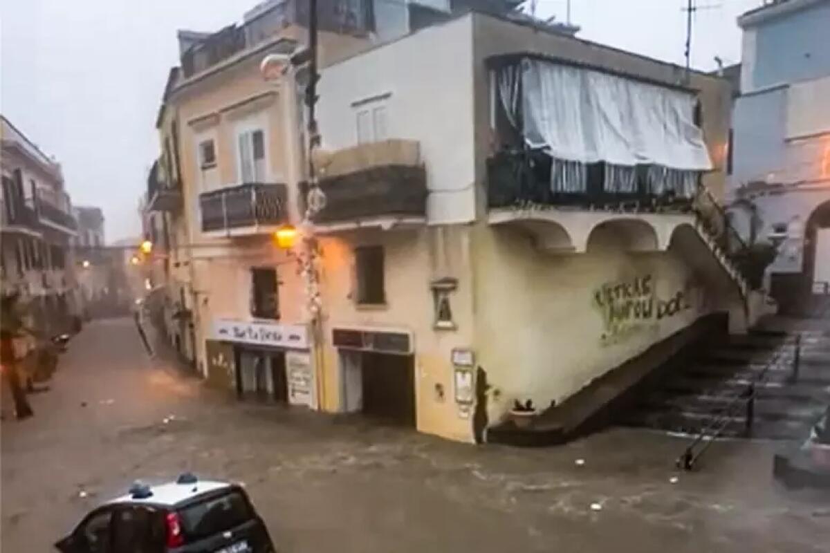 Nubifragio ad Ischia, strade allagate e auto sommerse - 