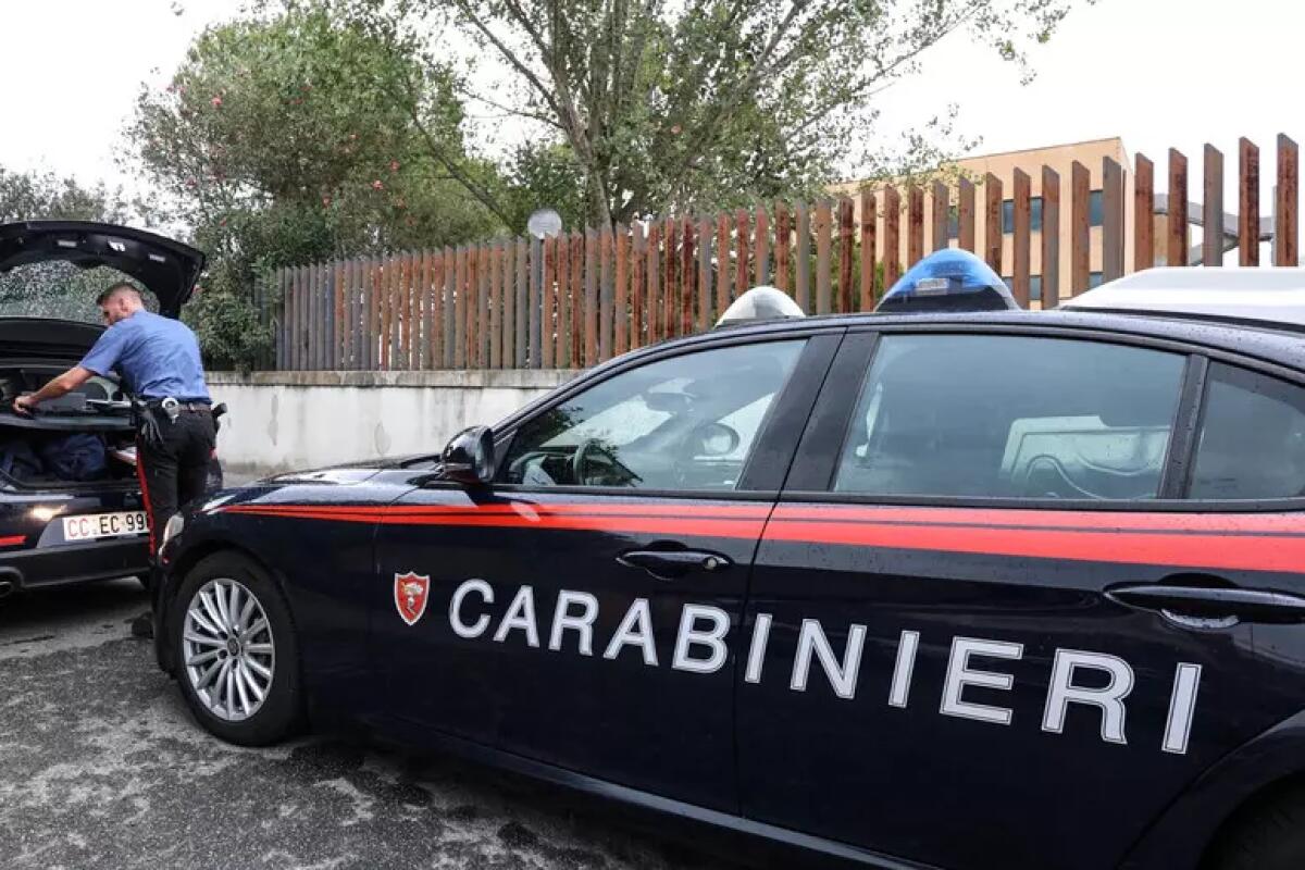 Il padre tenta di strangolarlo, il cane gli salva la vita - 