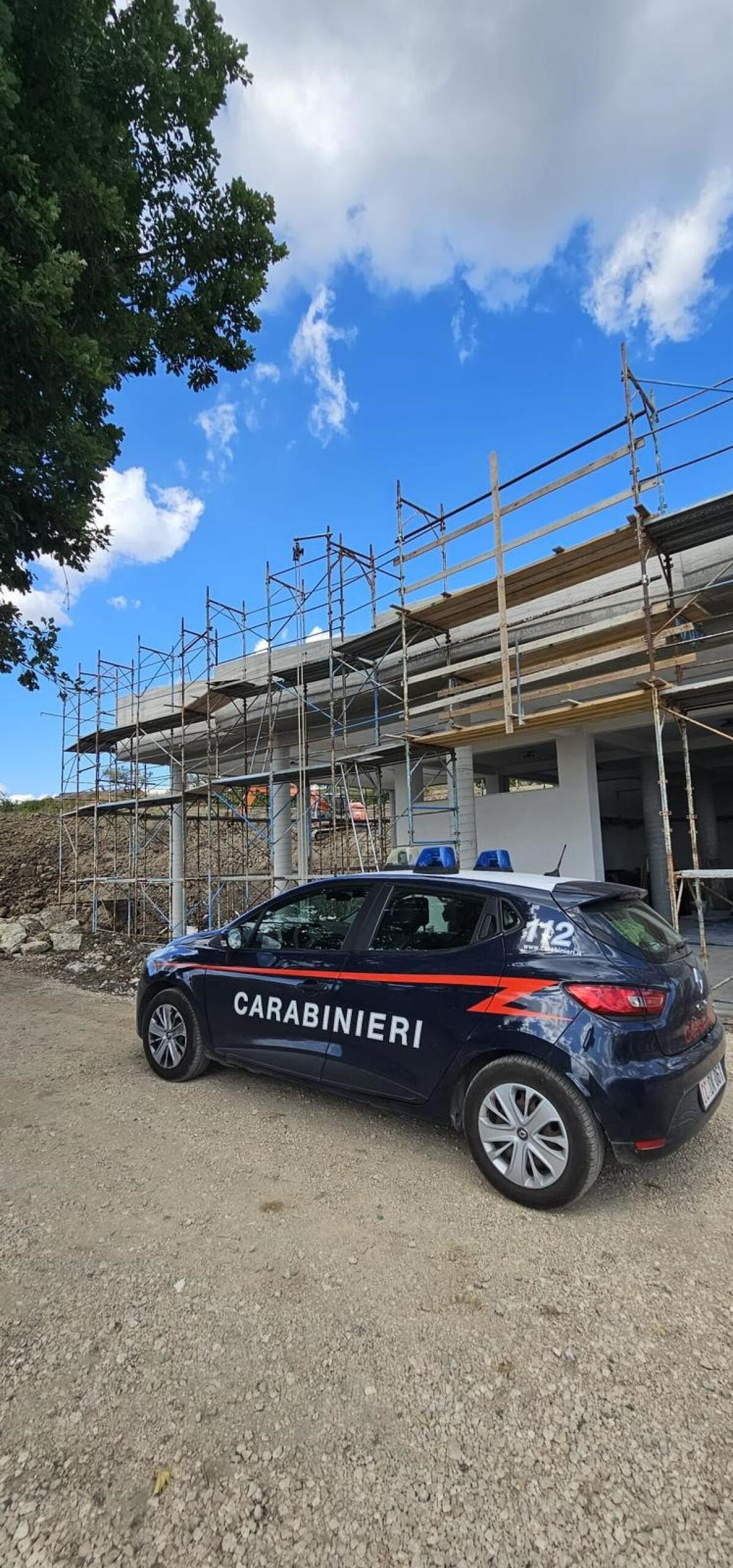 50enne rimasto ferito dal crollo di un ponteggio mobile, denunciate due perso. - 