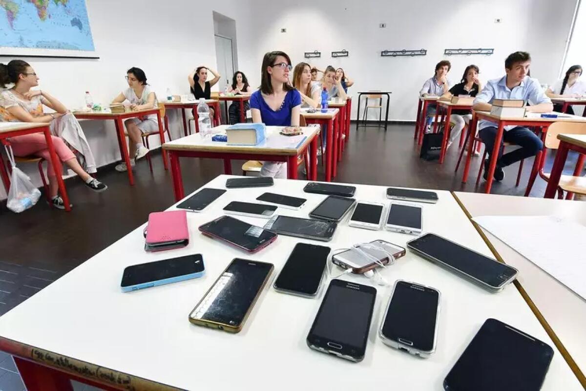 Stretta sui cellulari in aula, si rischia anche la sospensione. - 