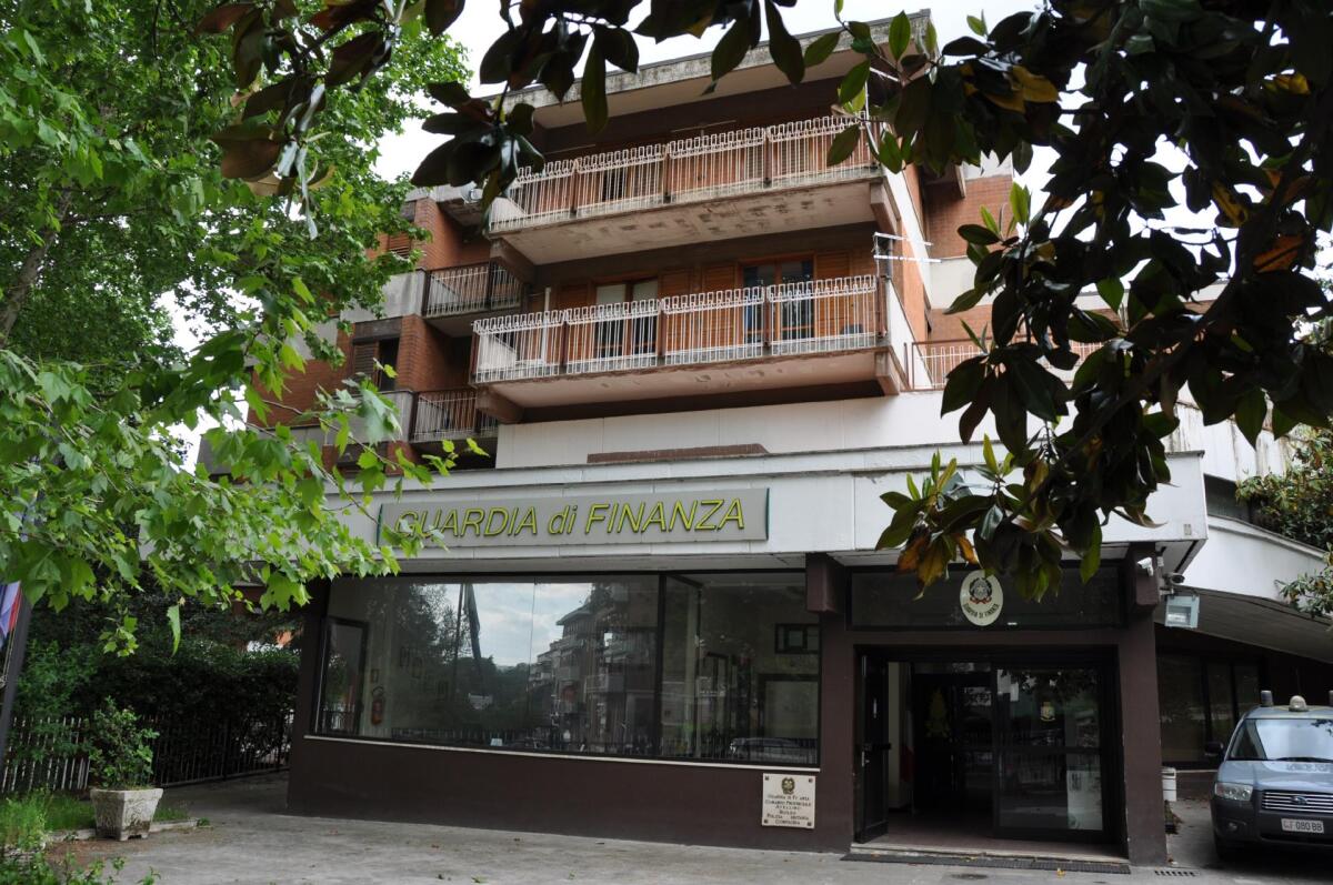 Sottoposte a sequestro diverse piante di marijuana, abilmente occultate nei boschi del montorese e su un balcone - 