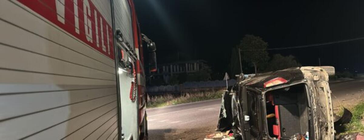 Incidente stradale a Benevento, tre feriti in uno scontro tra auto e camion - 