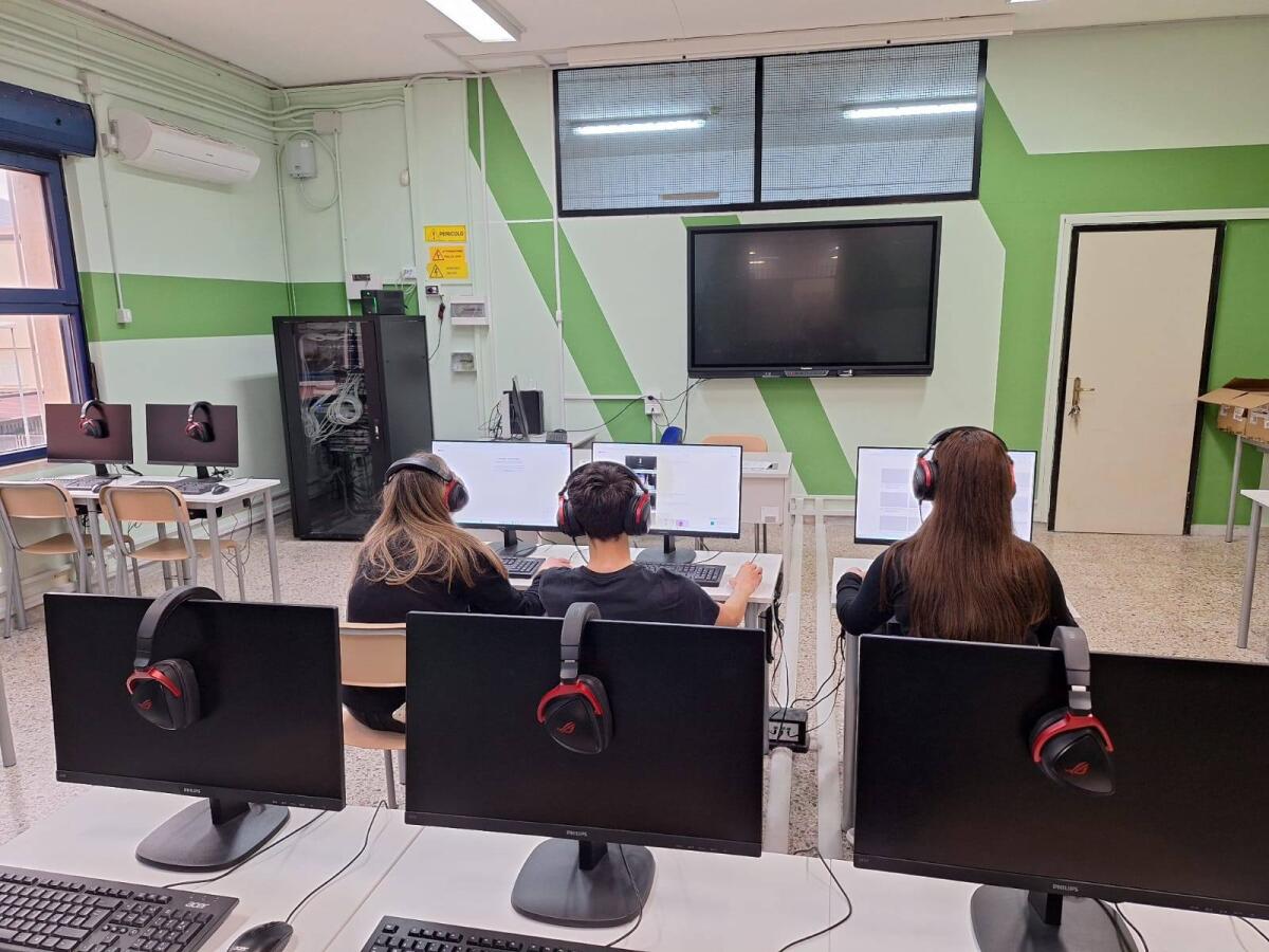 Fermezza e rinascita: i docenti del "Lombardi" di Airola in prima linea per il ripristino dei labobatori dopo l'atto criminoso. - 