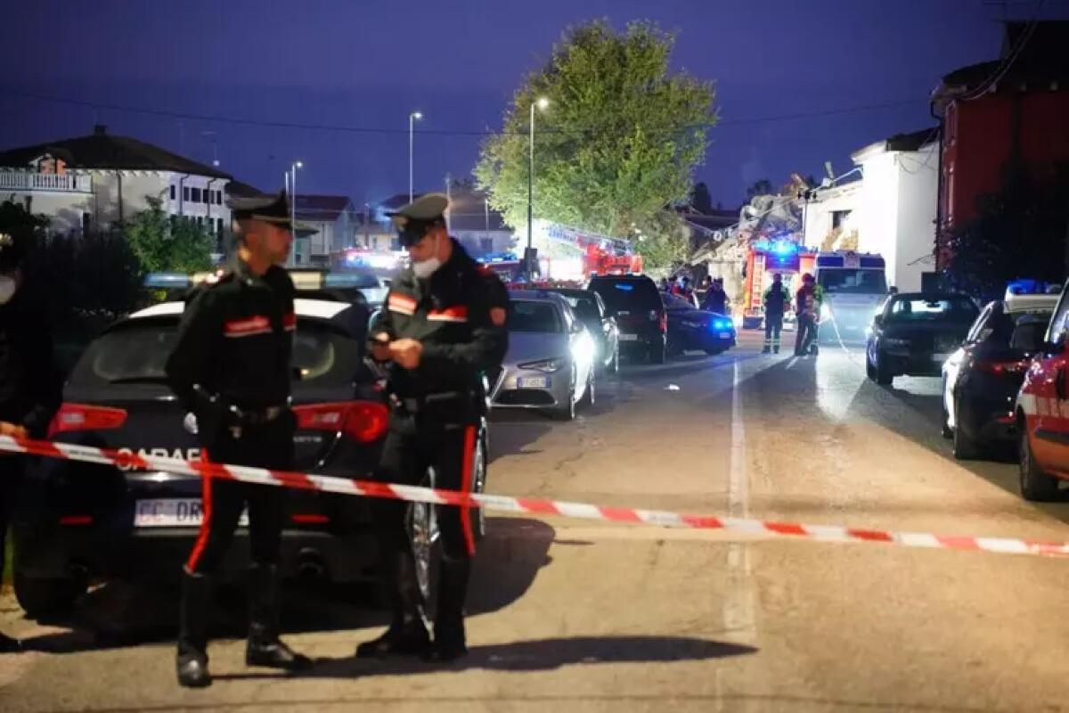 Esplosione durante uno sgombero: muoiono 3 carabinieri, 13 i feriti.  - 