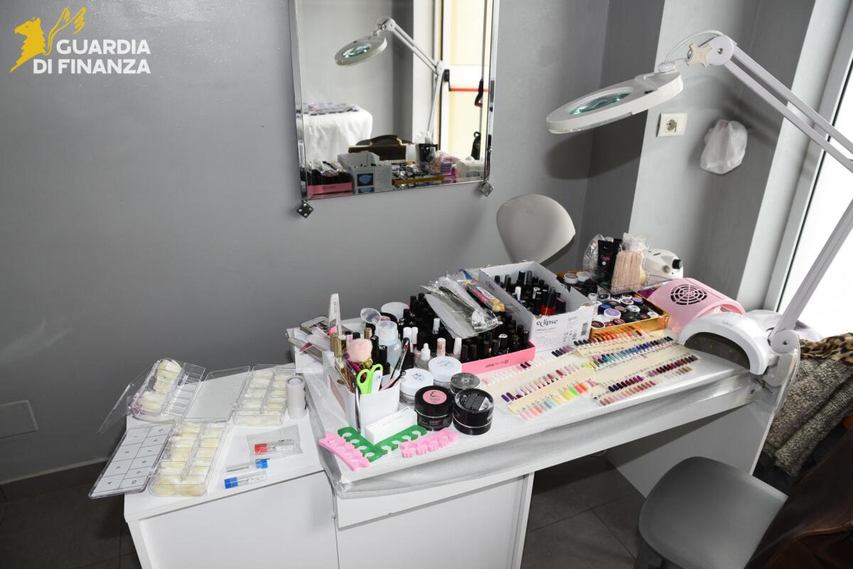 Garage delle case popolari trasformato in studio estetico abusivo. - 