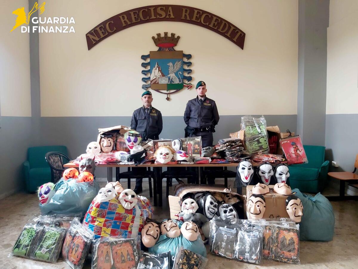  Guardia di Finanza in Campania sequestra oltre 100.000 prodotti contraffatti tipici di Halloween - 