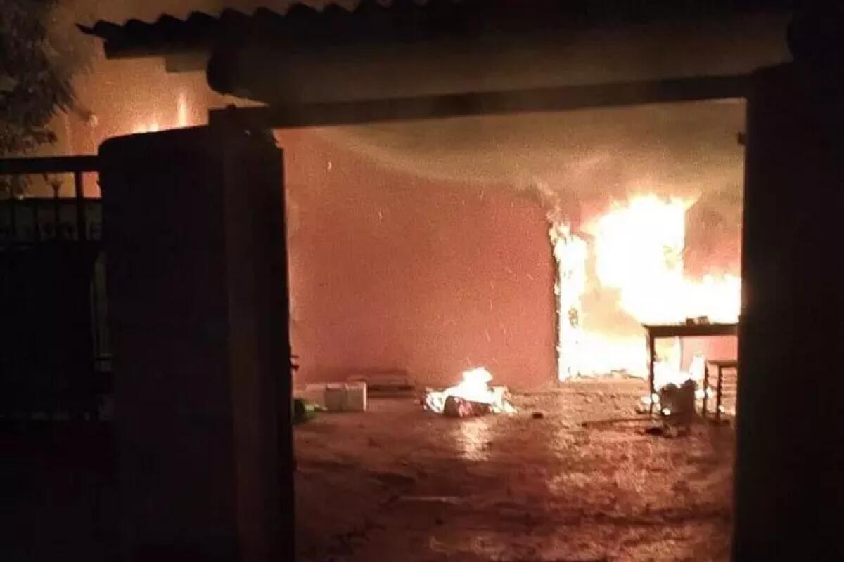 Litiga con la moglie e dà fuoco alla casa - 