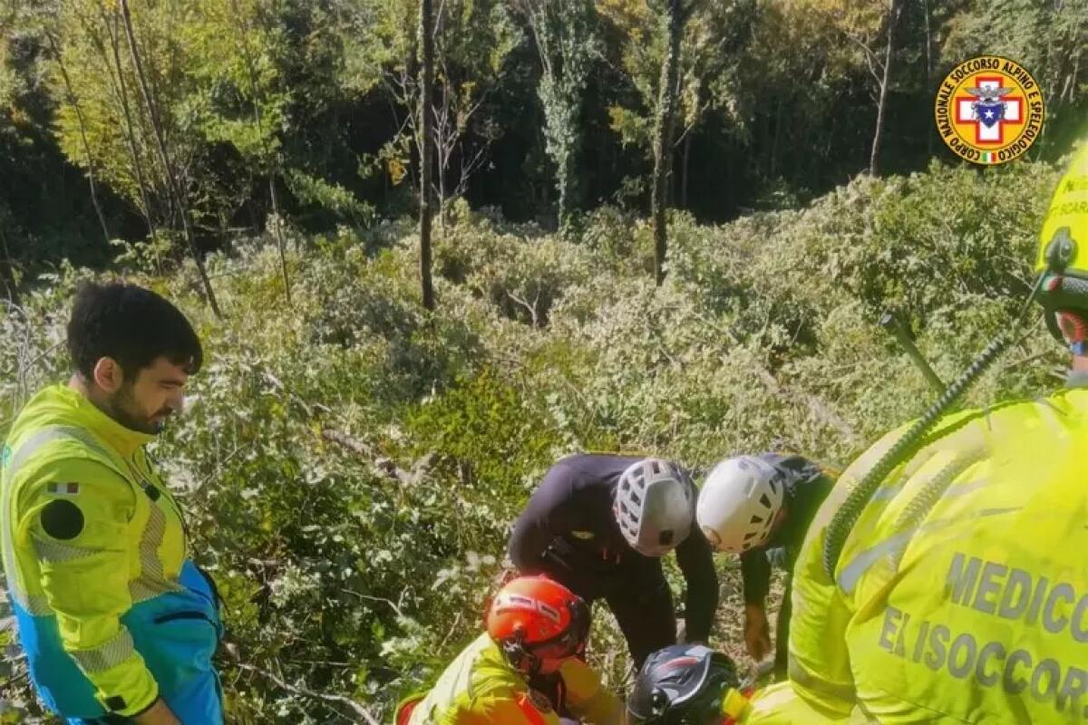 Operaio travolto da grosso ramo nell'Avellinese, recuperato in una zona impervia - 