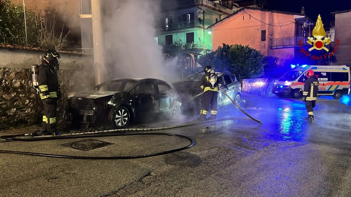 Auto in fiamme a Solofra, danneggiata anche cabina Enel - 