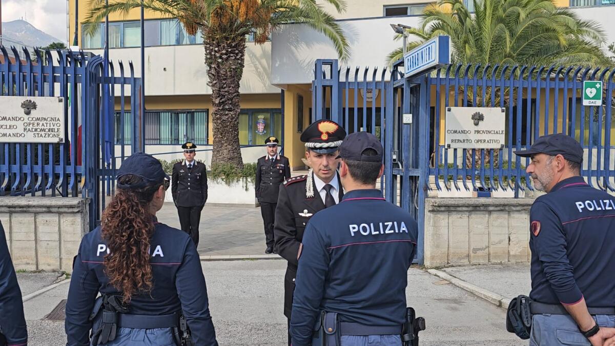 Fiori, biglietti e messaggi di solidarietà davanti alle Caserme dell’Arma anche in Irpinia - 