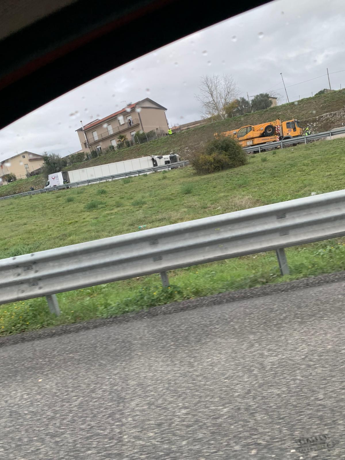 Disagi alla circolazione allo svincolo di Benevento per un Tir che si è ribaltato - 