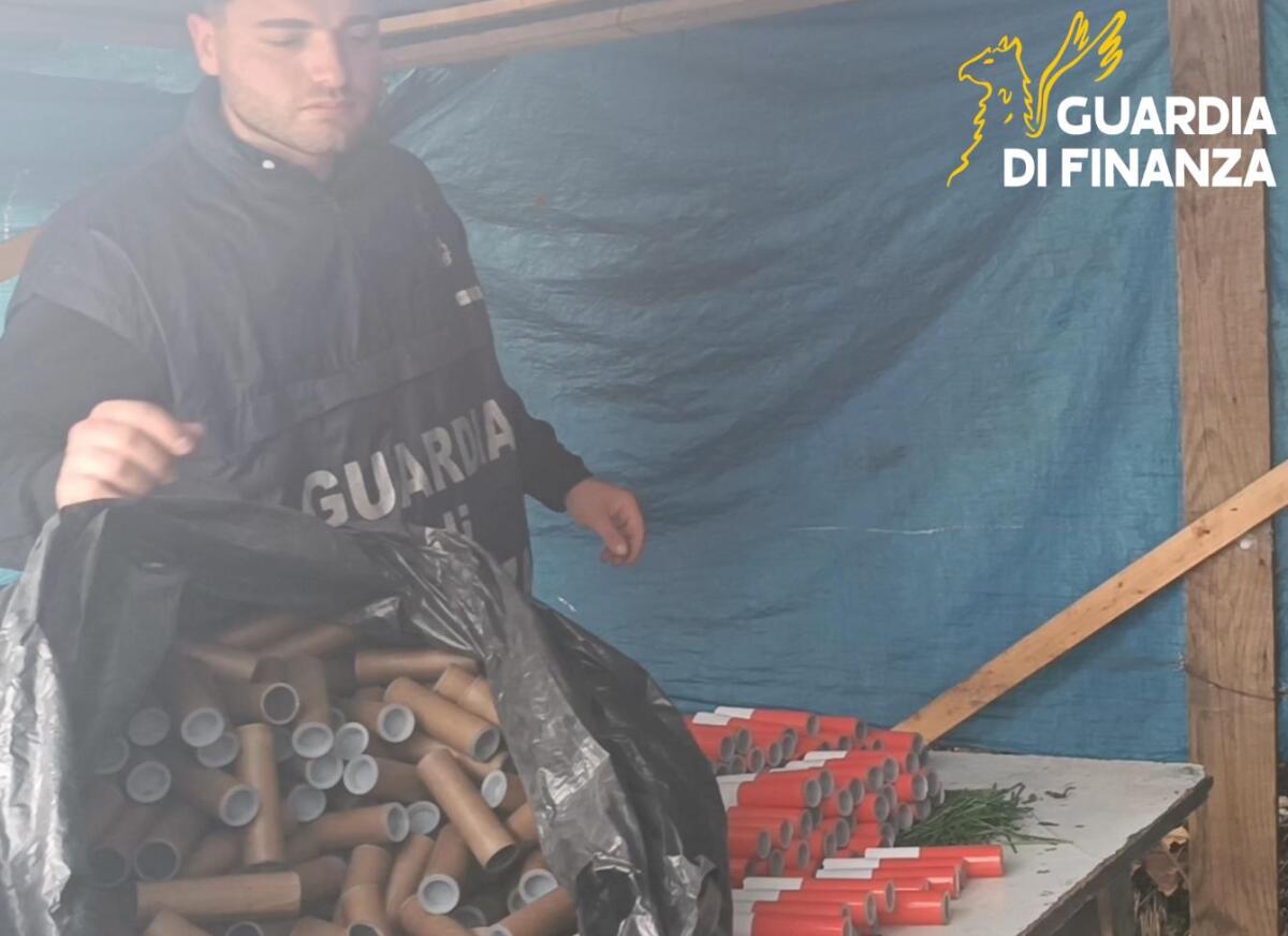 Sequestrata fabbrica abusiva di fuochi artificiali, sequestrati 10.500 artifizi - 