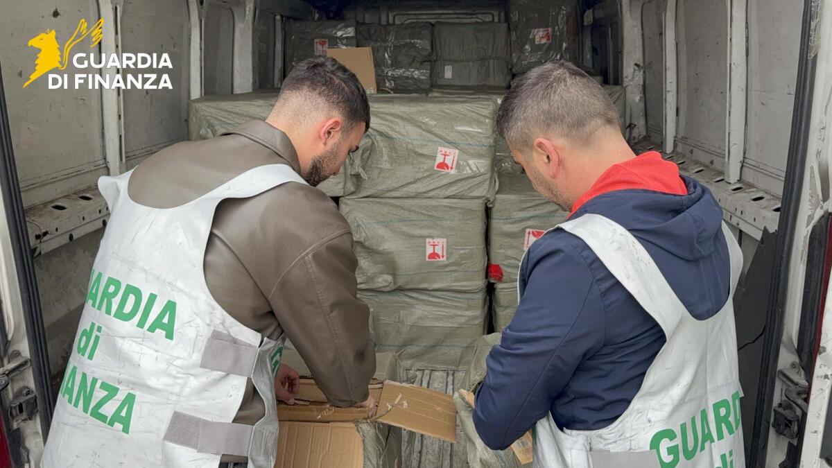 Sequestrate 38 mila confezioni di profumi contraffatti, per un valore sul mercato di un milione di euro. - 
