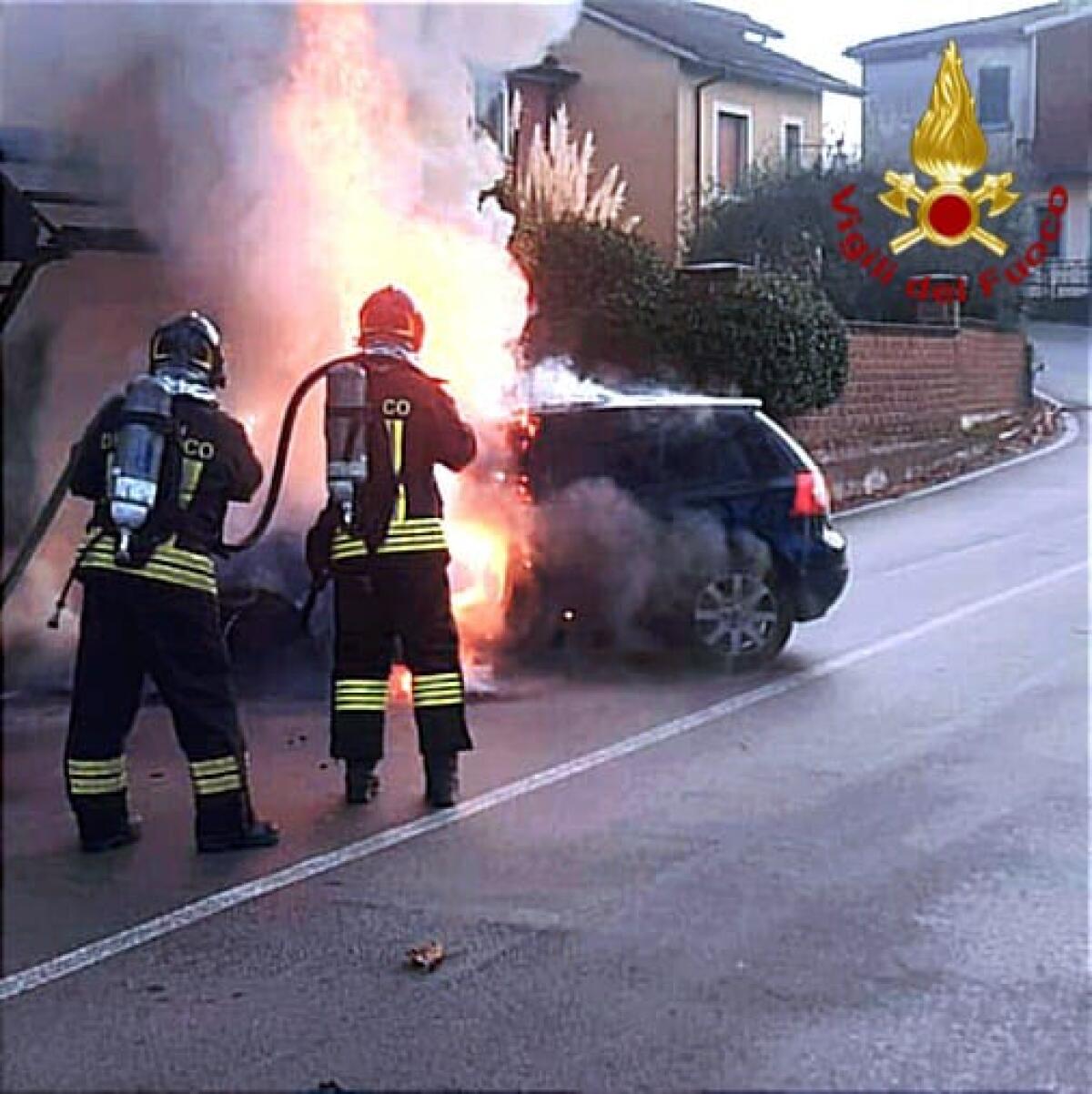 Auto in transito in fiamme, paura per una donna - 