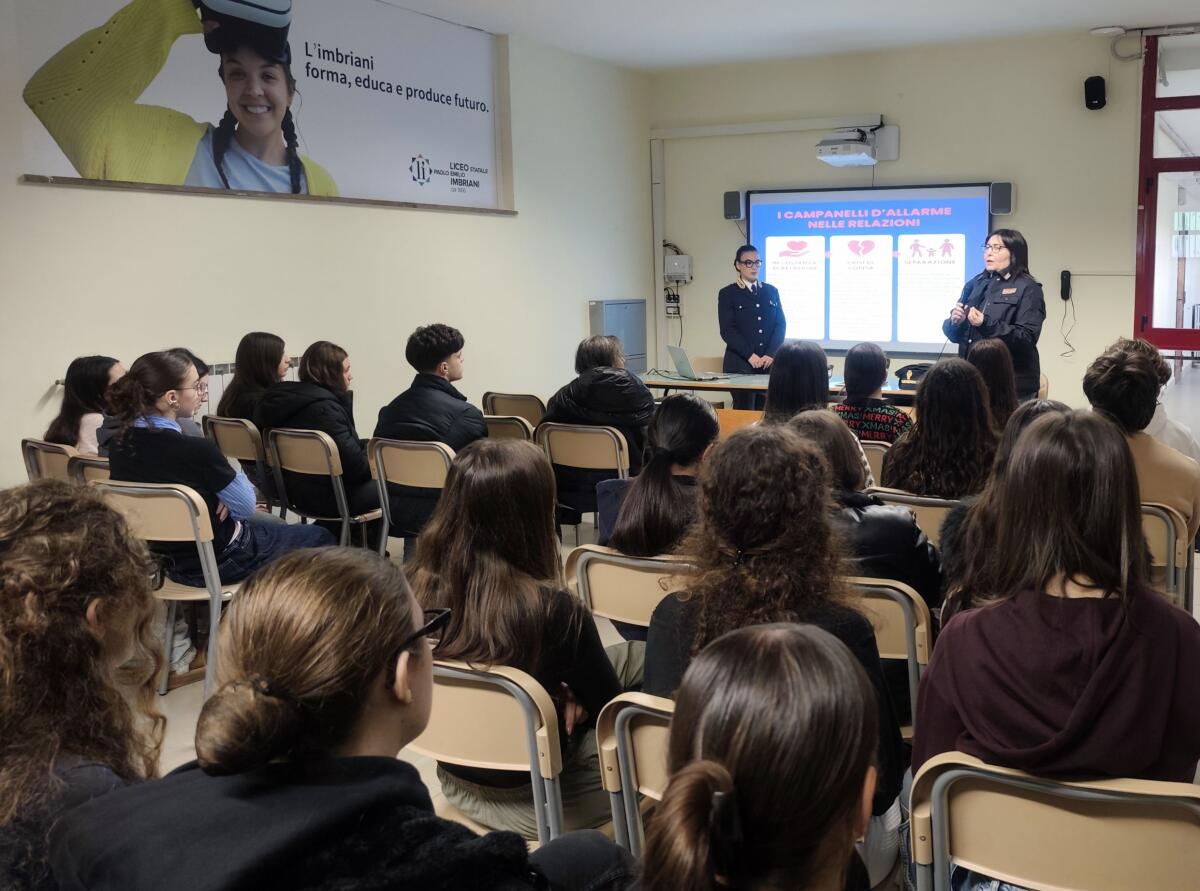 La Questura di Avellino incontra gli studenti del Liceo "P.E. Imbriani" di Avellino. - 