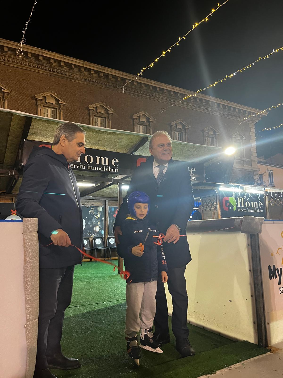 Benevento accende il Natale: inaugurata l' enorme pista di pattinaggio su ghiaccio - 