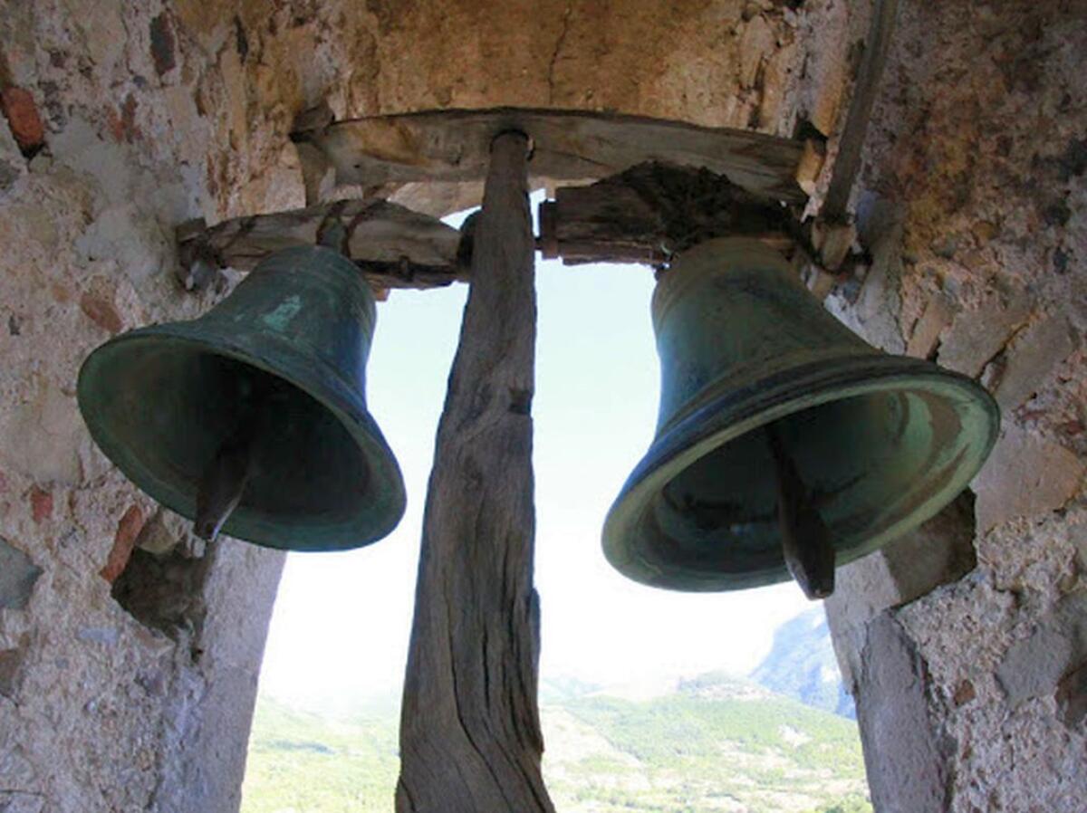 Non sopporta le campane della messa, entra in chiesa col tamburo - 