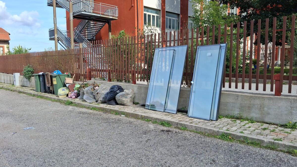 Cervinara. Discarica di via Aldo Moro, pochi minuti fa depositato altro materiale. - 