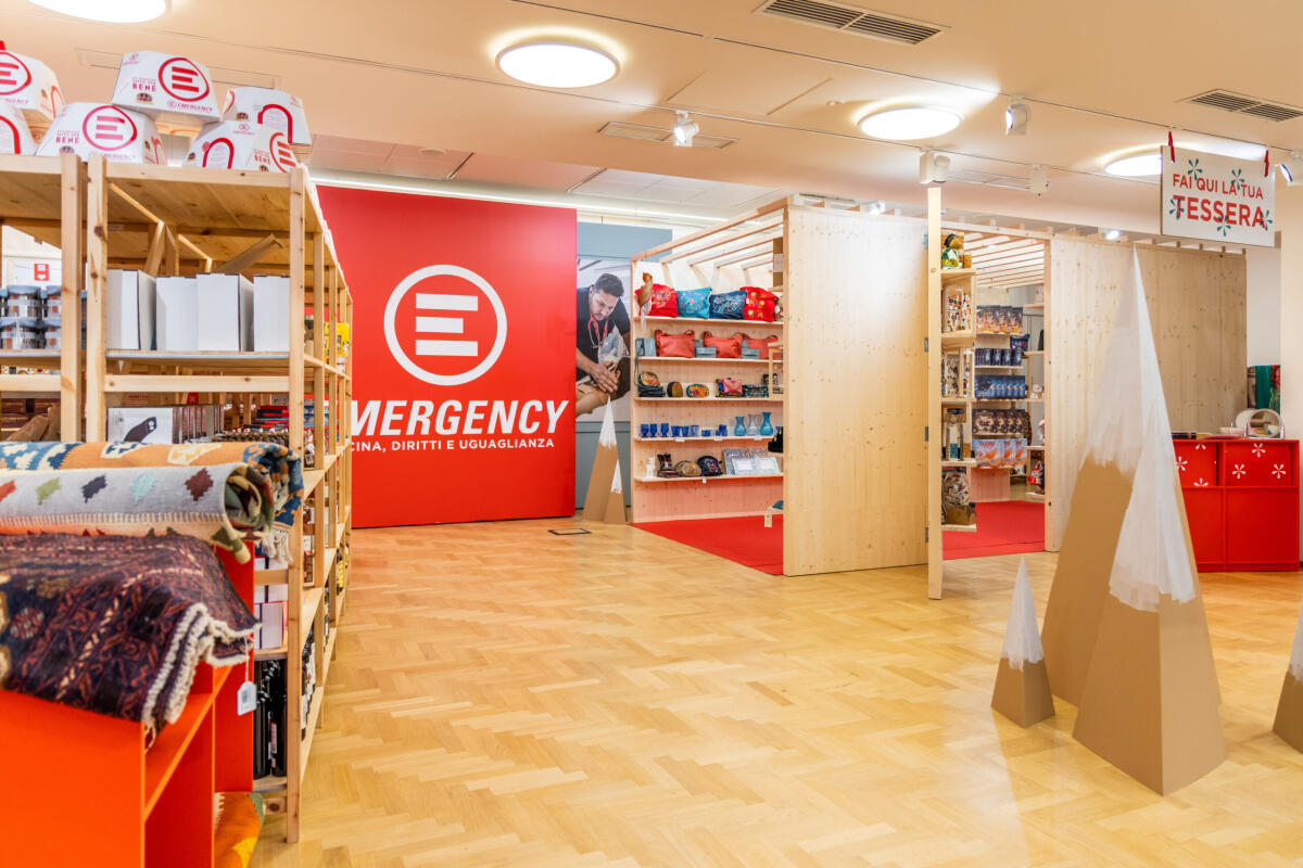 Emergency Campania. Negozi di Natale e Panettoni in piazza per sostenere l'Ong - 