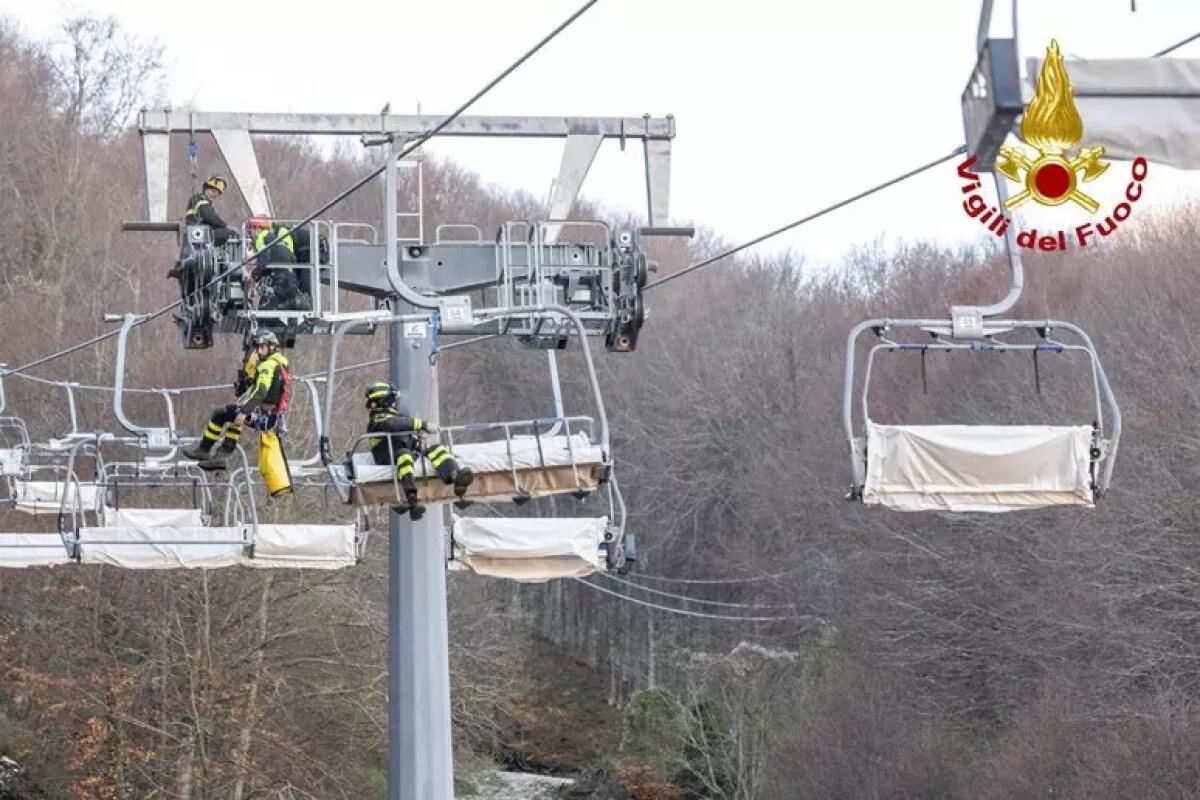Seggiovia bloccata a oltre mille metri, ma è un'esercitazione - 