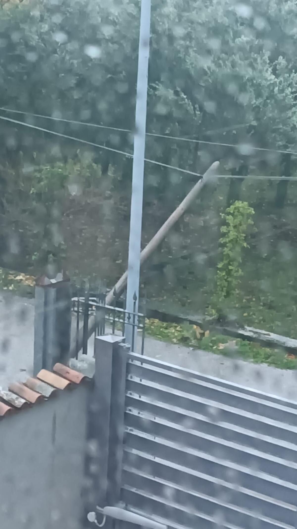 Cervinara. Palo del telefono in bilico in via Murilli, fare attenzione - 