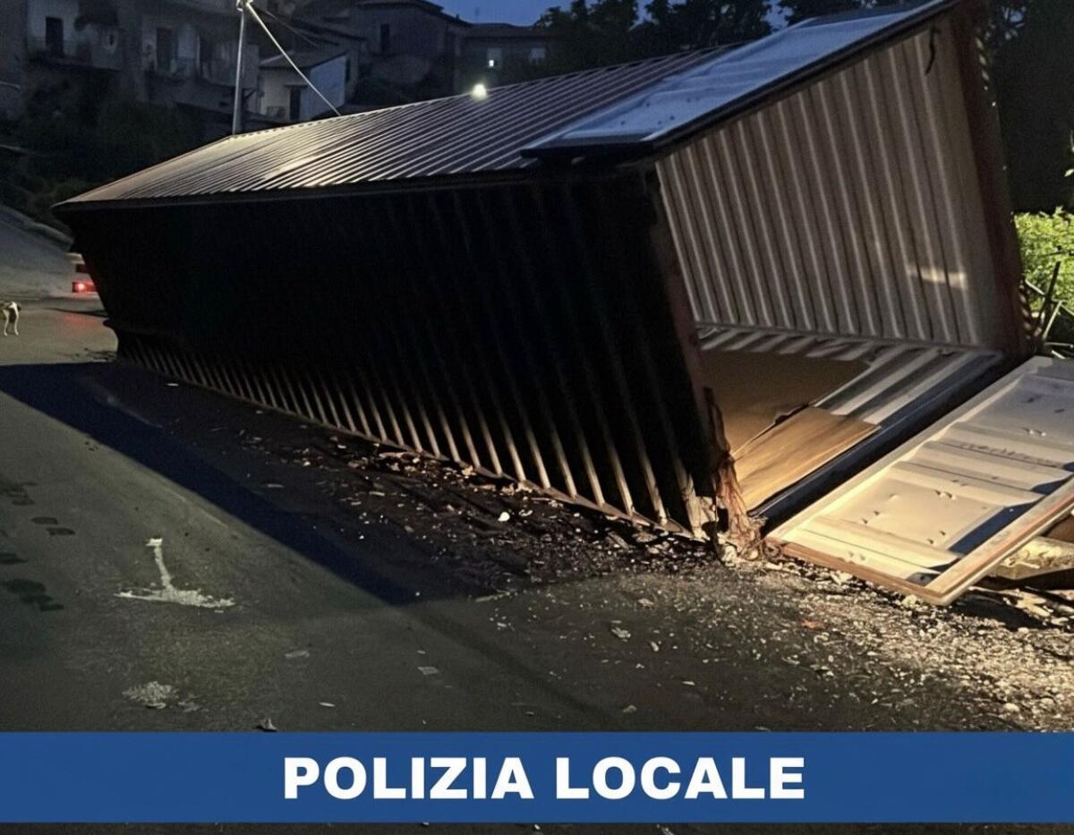 Pannarano. Tir perde il carico in una curva, scongiurata una tragedia. - 