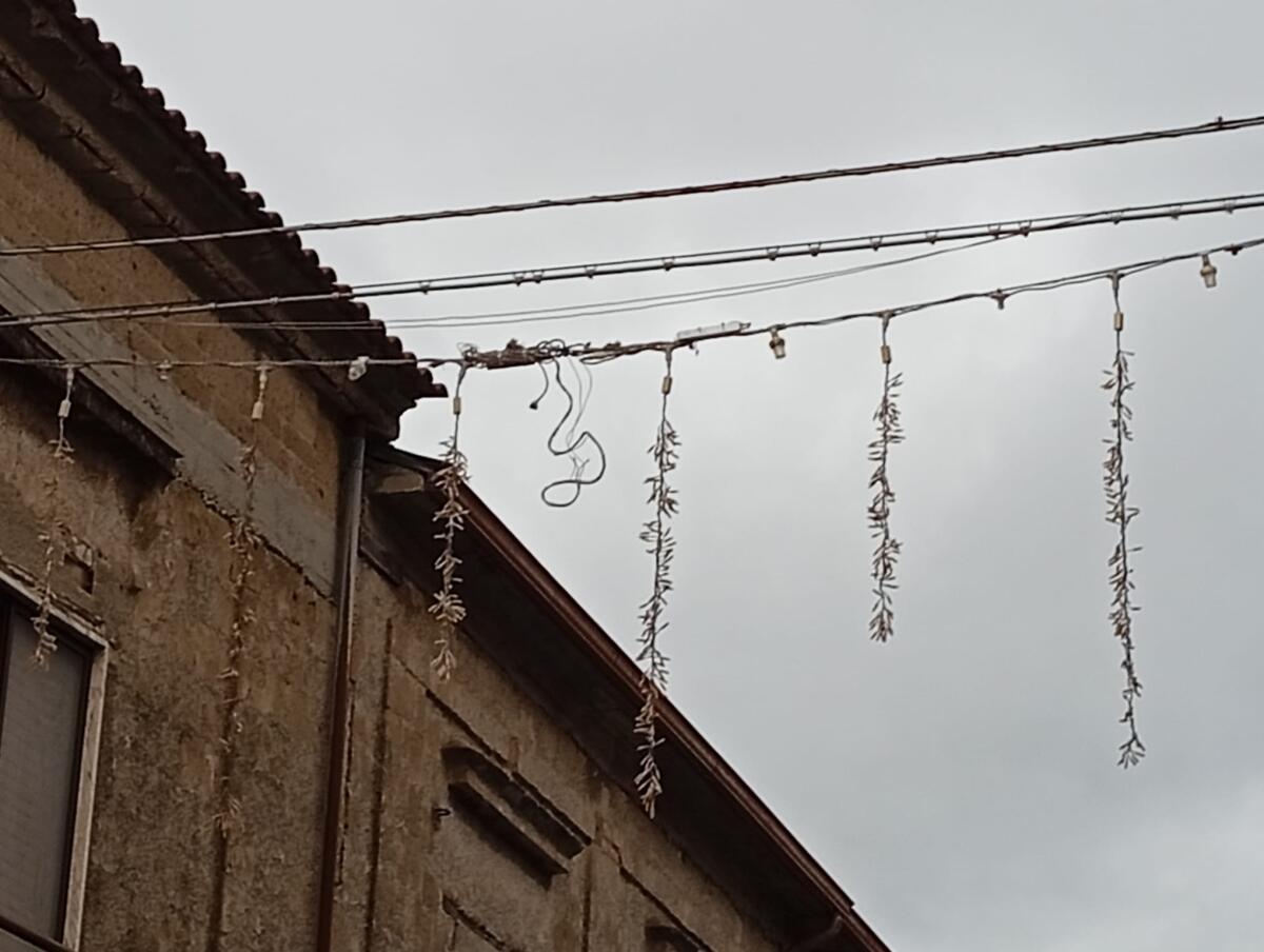 Cervinara. Si montano le luminarie natalizie. - 