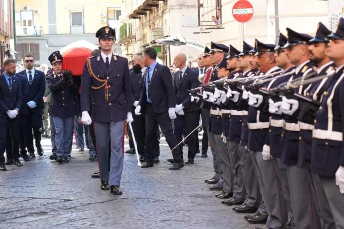 Funerali poliziotto ucciso, il feretro avvolto nel Tricolore - 
