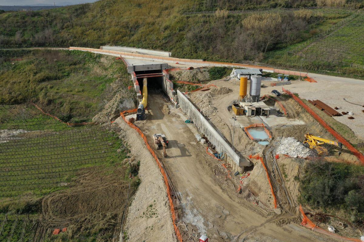 Linea AV/AC Napoli–Bari, abbattuto il diaframma della Galleria Cantone. - 