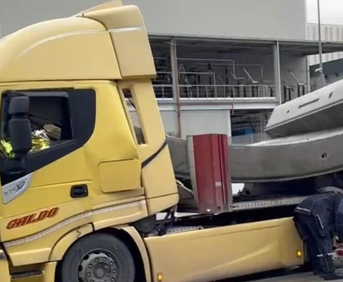 Trave in cemento si sposta in avanti durante il trasporto e uccide camionista - 