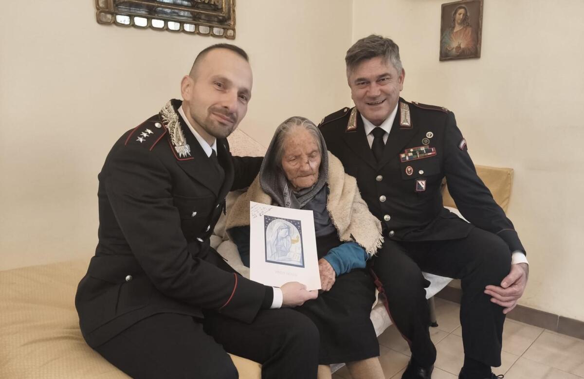 Sturno. I Carabinieri festeggiano la donna più longeva d’Italia - 