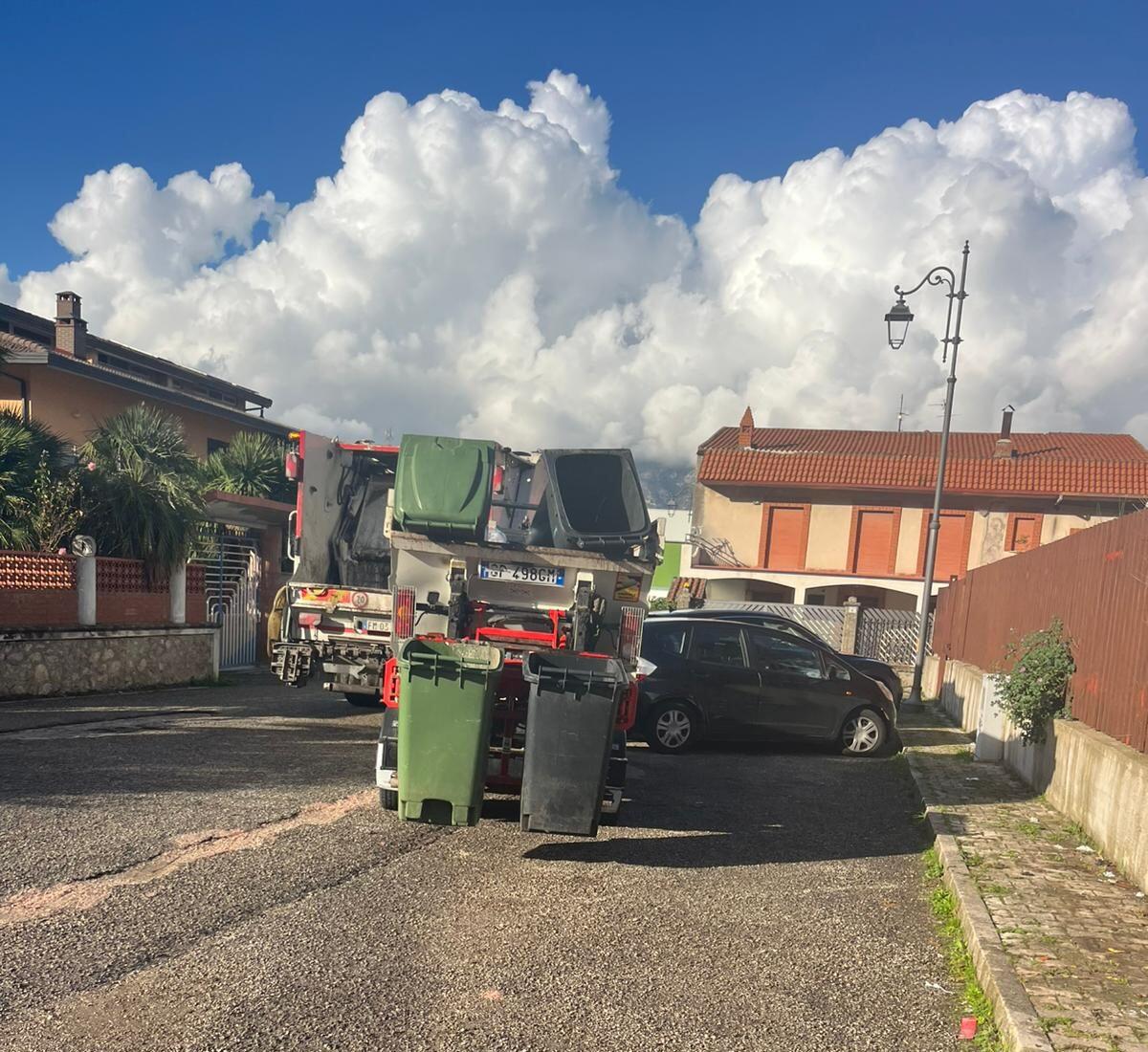 Cervinara. In via Aldo Moro vince la Legalità, rimossi i bidoni. - 