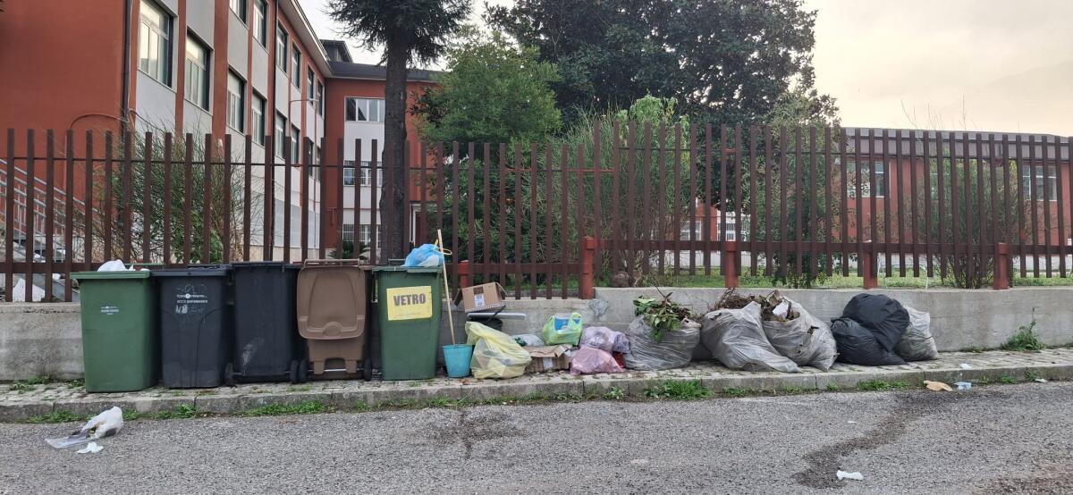 Cervinara. Buongiorno da Via Aldo Moro, la discarica a cielo aperto che nessuno vuole vedere.... - 