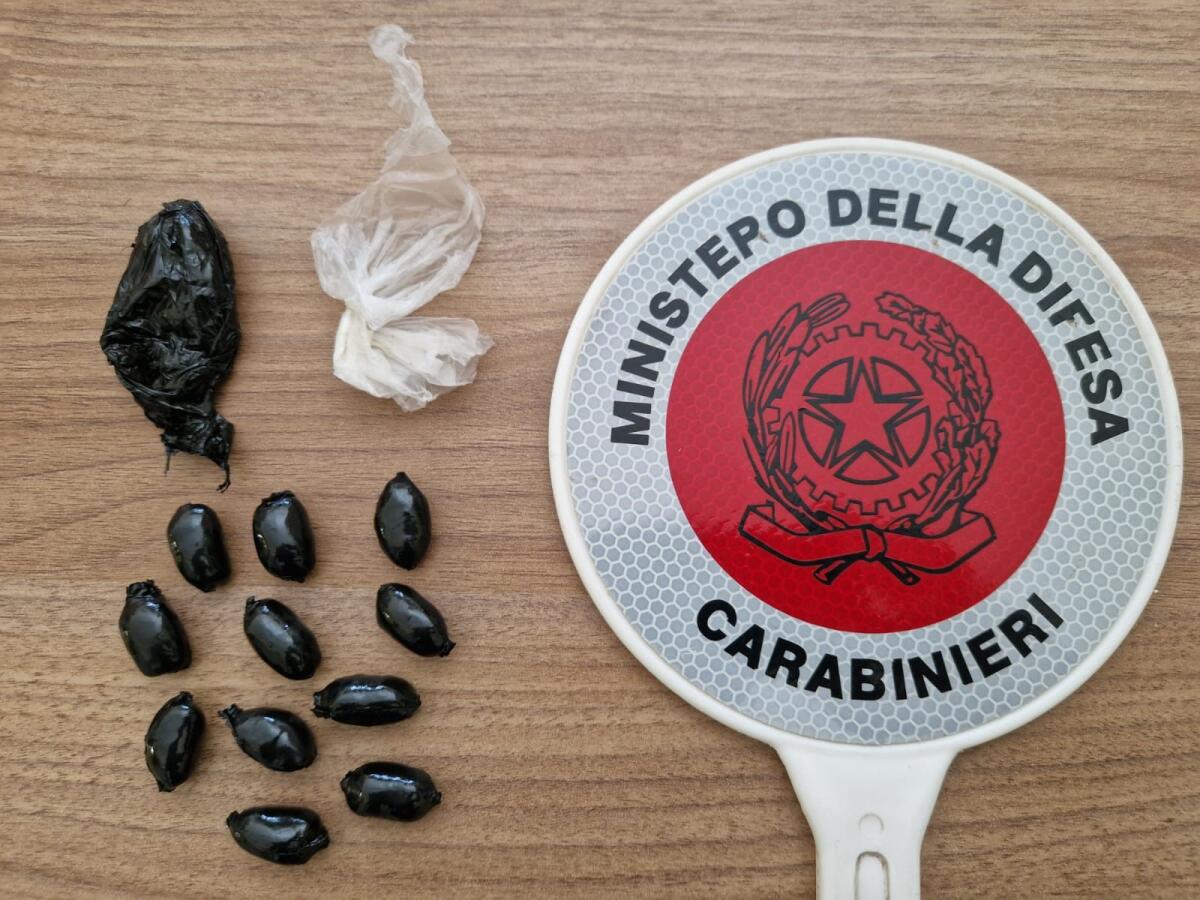 Scende dall'auto e getta pacco con 16 grammi di eroina, arrestato un 66enne di Foglianise - 