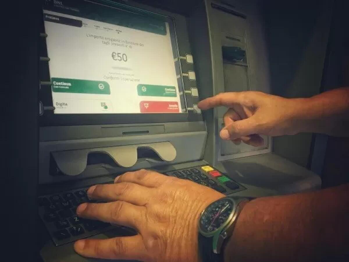 Lei ha rapporti sessuali e lui ruba bancomat ai clienti, presi - 