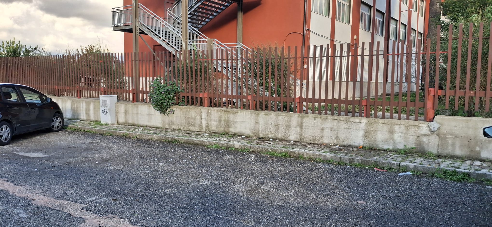 Cervinara. In via Aldo Moro vince la Legalità, rimossi i bidoni.